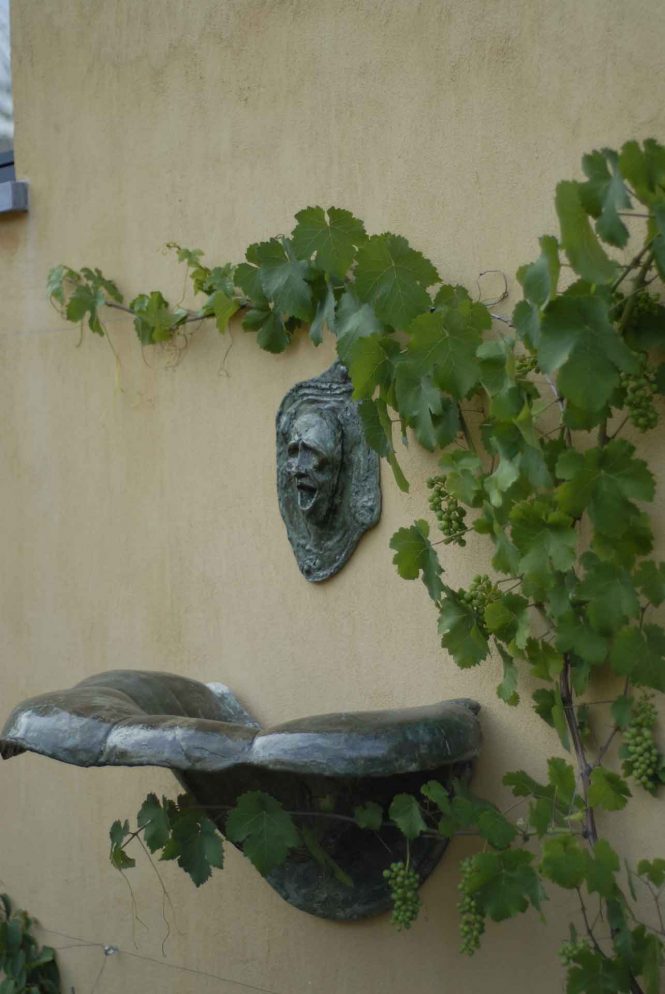 Outside basin, design Louise Renaud, halchimia, bronze, 86x45x35 cm