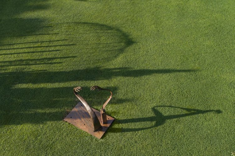 “Here, There & Everywhere”, bronze de Louise Renaud dans les jardins d'Arabelle Meirlaen.