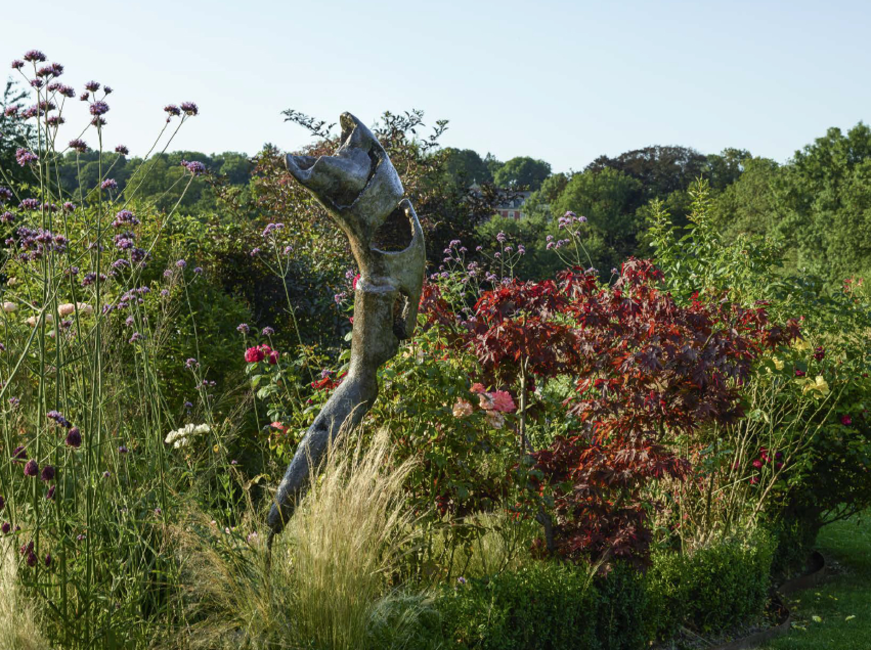 Quiet Resistance 4,sculpture de Louise Renaud dans les jardins d'Arabelle Meirlaen