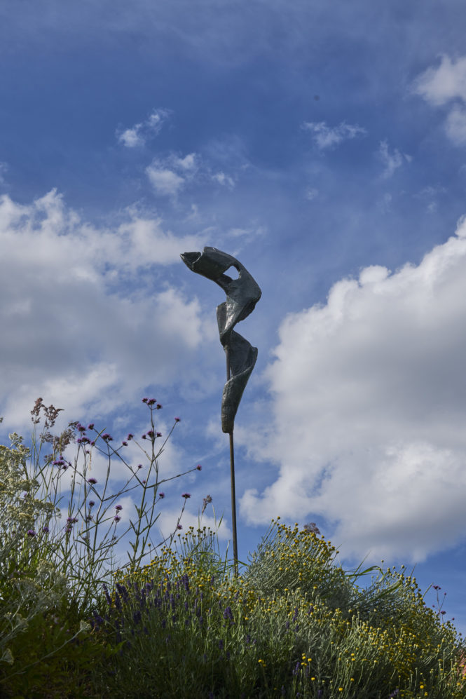Quiet Resistance IV, jesmonite, 120x35x25 cm