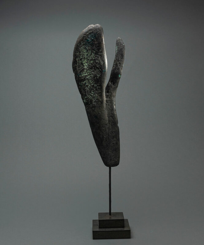 Wings of Time, sculpture by Louise Renaud, 48 x 20 cm, jesmonite